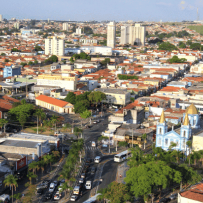 Vista panorâmica de Jacareí, cidade industrial no Vale do Paraíba, com prédios comerciais e industriais.